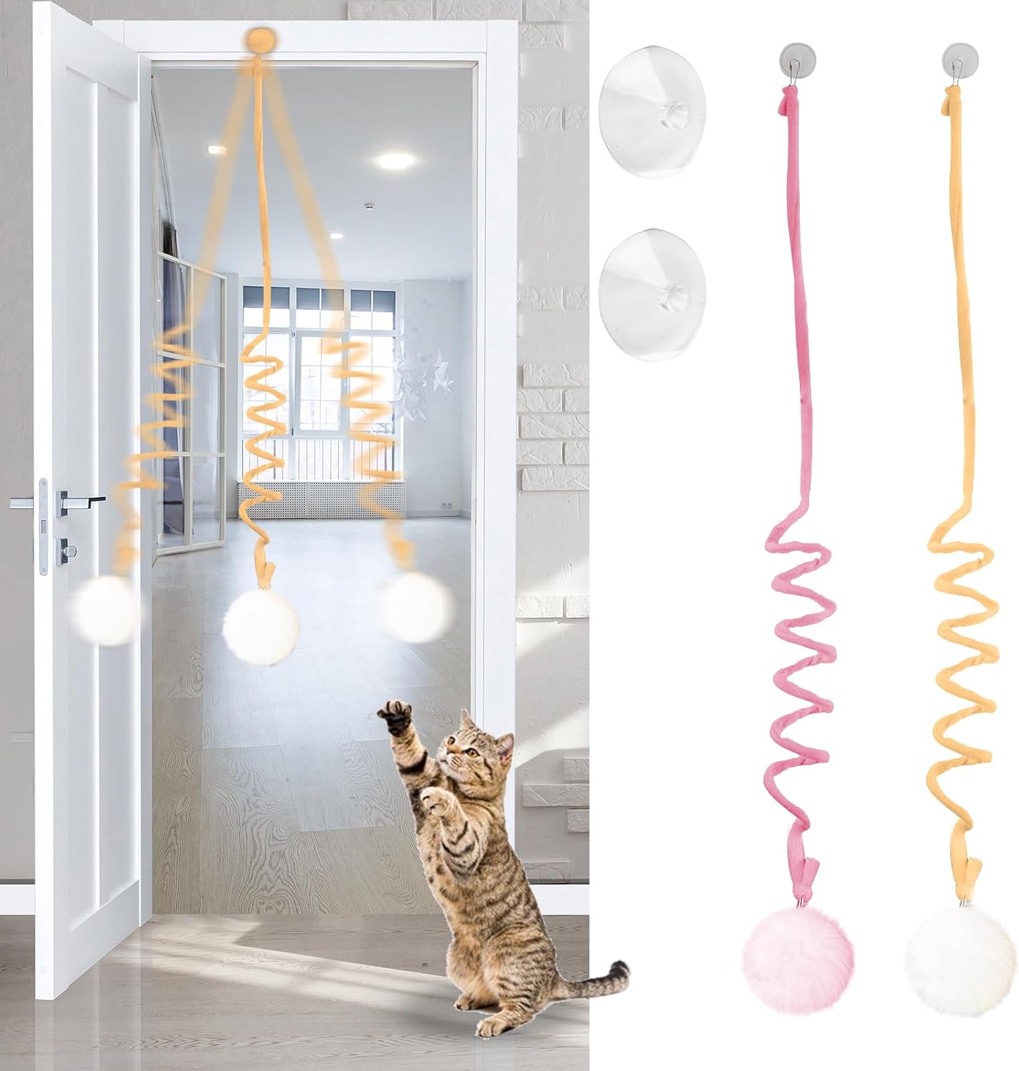 Chat jouant avec les peluches rondes jaunes et roses suspendues à un élastique, fixées par ventouse sur un encadrement de porte.