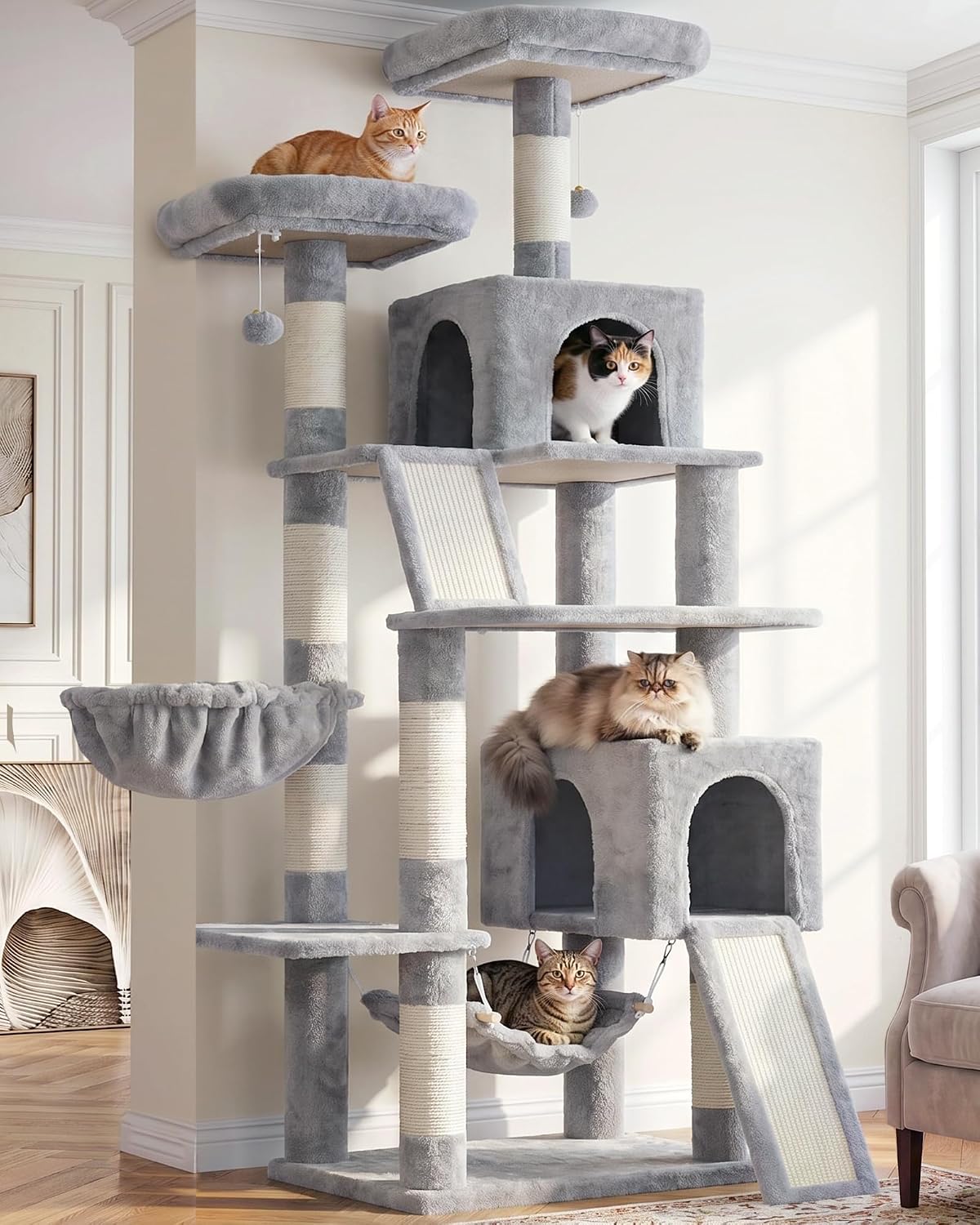 Arbre à chat géant Gitelsnour GCT032W gris clair avec plusieurs chats l'utilisant, montrant les niches, les perchoirs et les rampes en sisal.