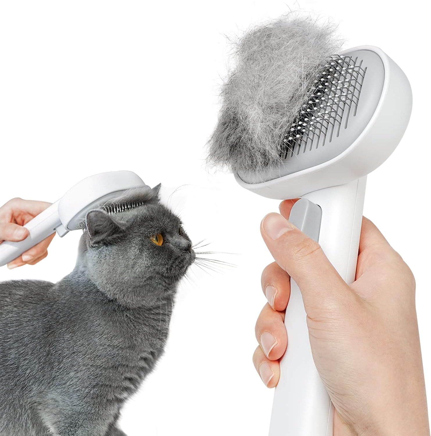 Brosse Aumuca blanche utilisée sur un chat gris, illustrant le coussin de poils libéré par le bouton