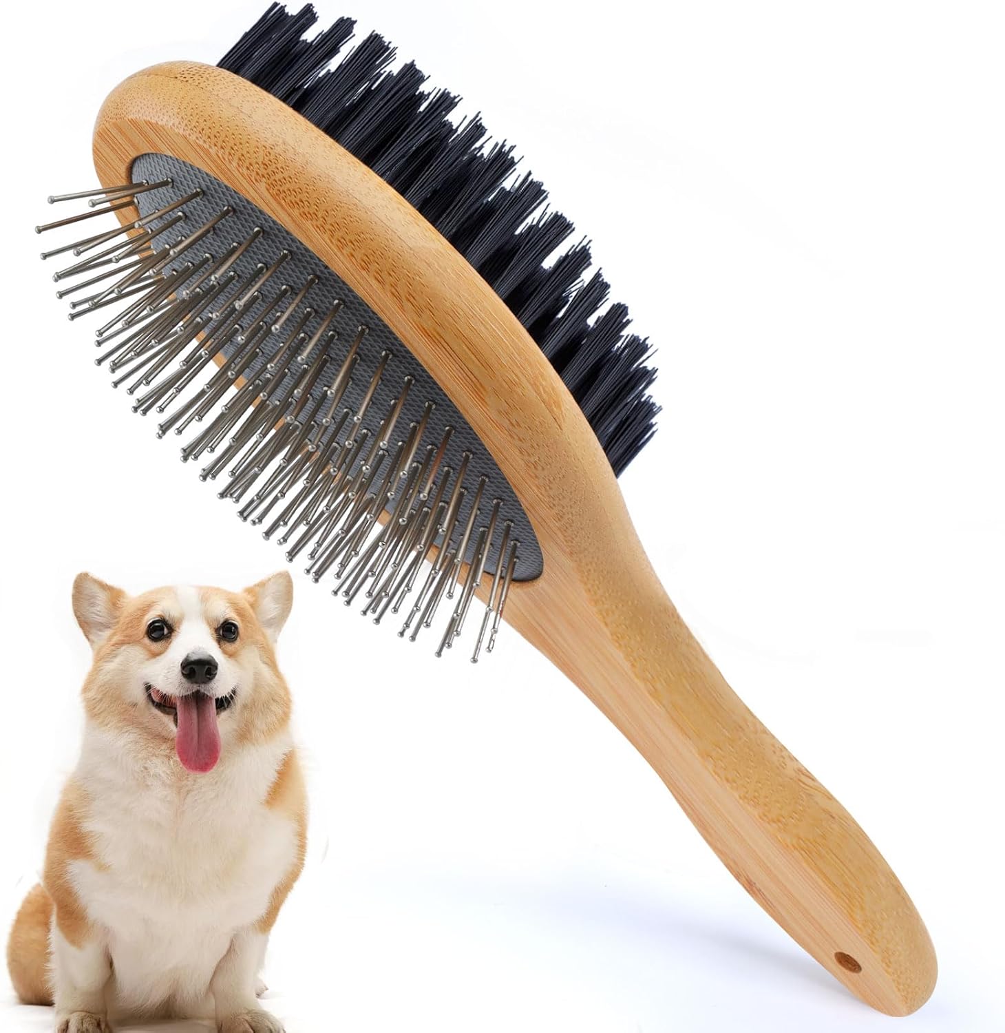 Chien assis à côté de la brosse double face Auspicious Pet en bambou, montrant la face à poils noirs