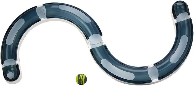 Vue de dessus du rail de jeu Catit Senses en forme de S montrant clairement le tunnel semi-couvert et la balle tourbillon.