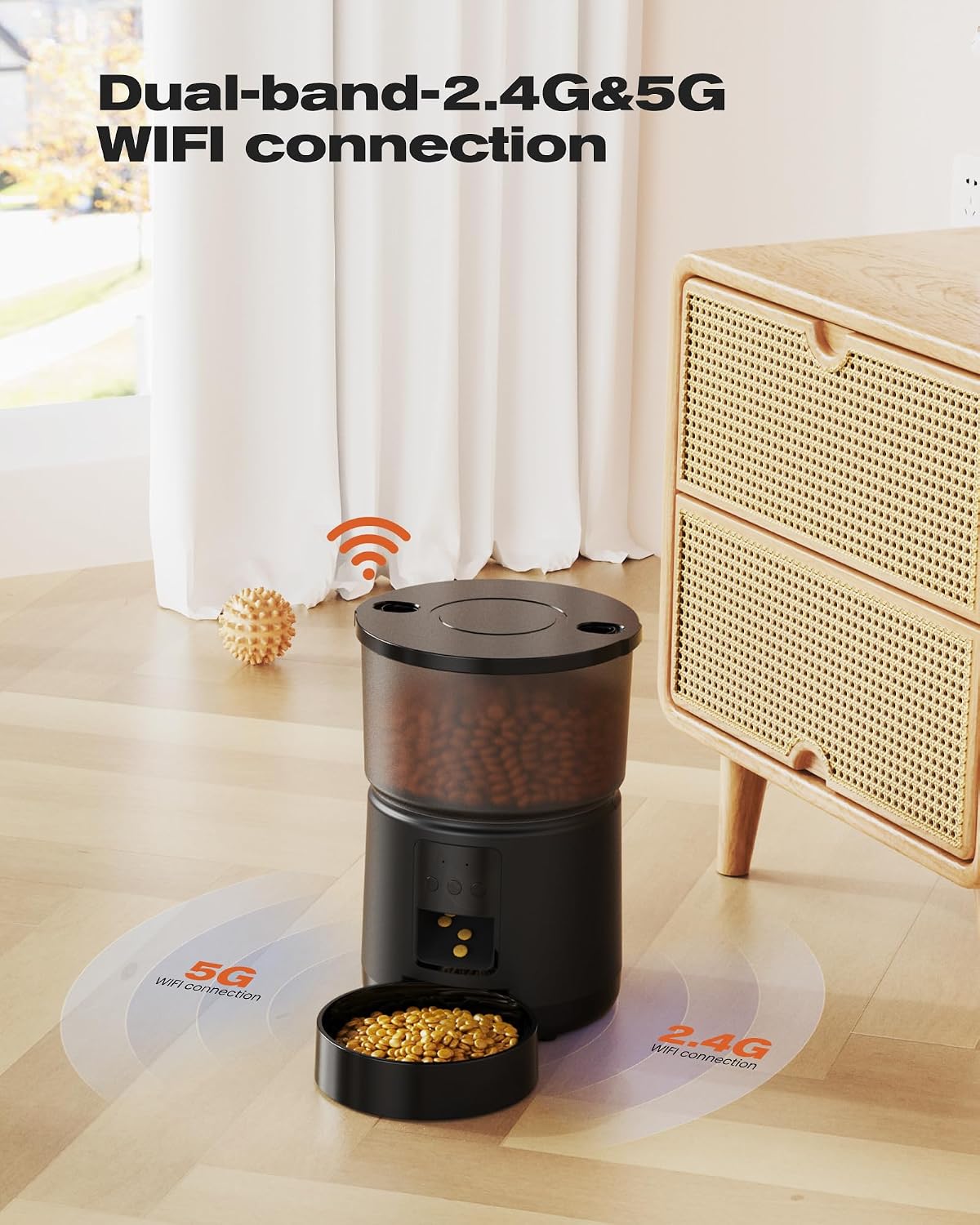 Chat roux mangeant dans le distributeur SOOFPET A4-WIFI avec un aperçu de la planification des repas