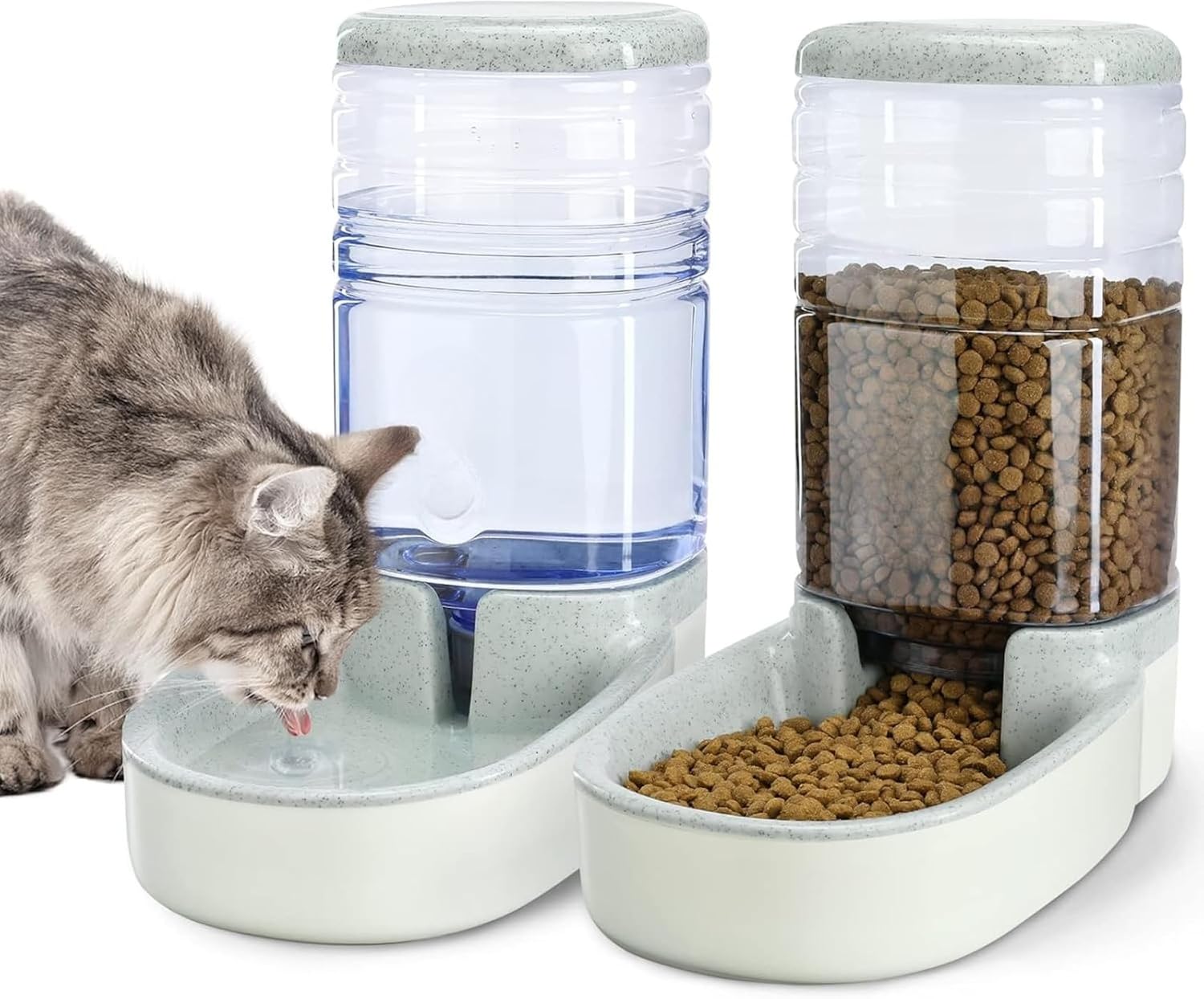 Chat buvant dans le distributeur d'eau par gravité à côté du grand réservoir à croquettes