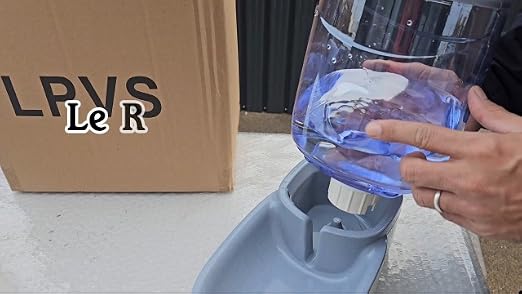 Personne manipulant le réservoir d'eau amovible de 4 litres du distributeur