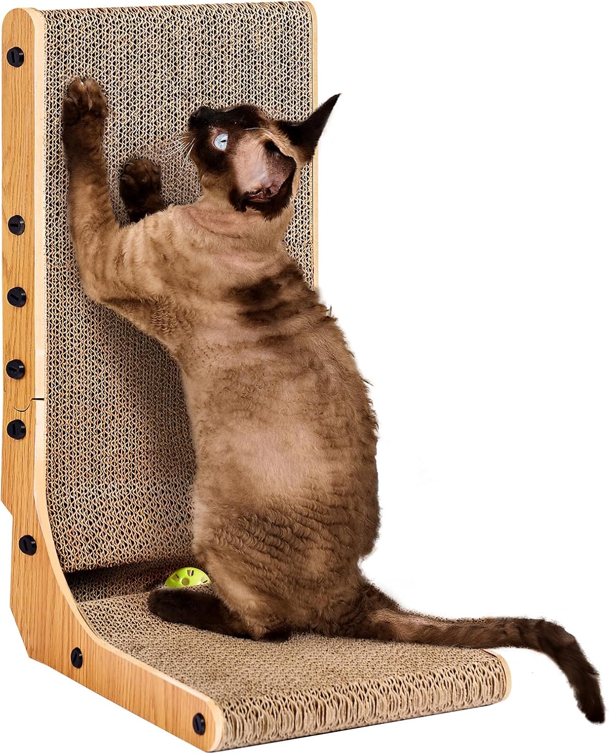 Gros plan sur un chat faisant ses griffes sur le carton ondulé du griffoir EHEYCIGA