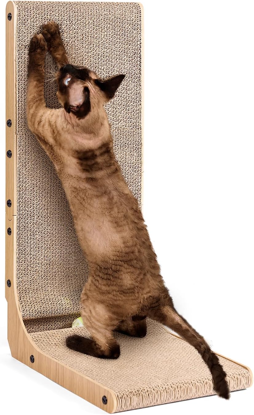 Chat utilisant le griffoir en L EHEYCIGA en position d'étirement vertical