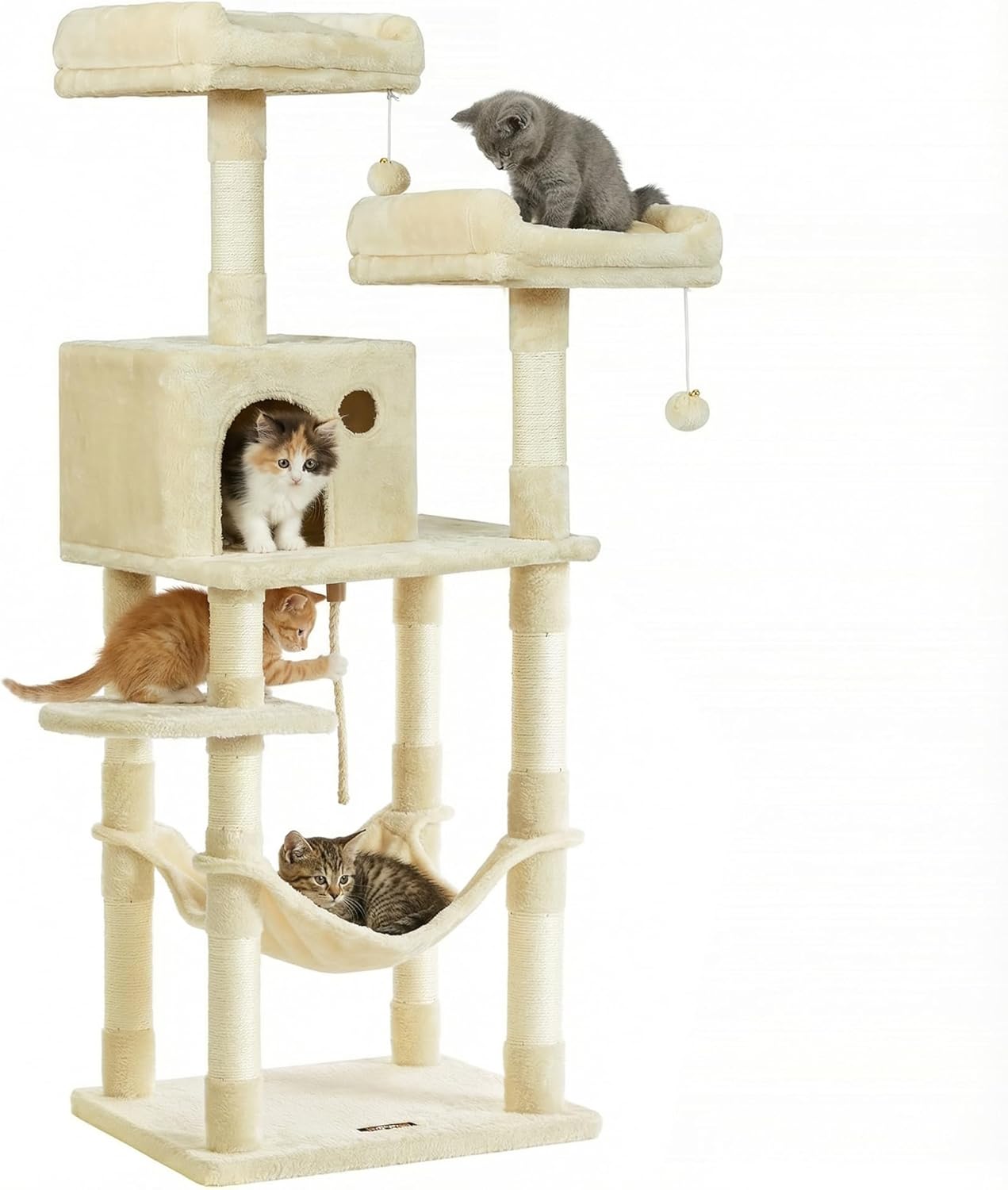 Trois chats utilisant simultanément les différentes zones de l'arbre à chat Feandrea PCT15BE, illustrant la cohabitation.