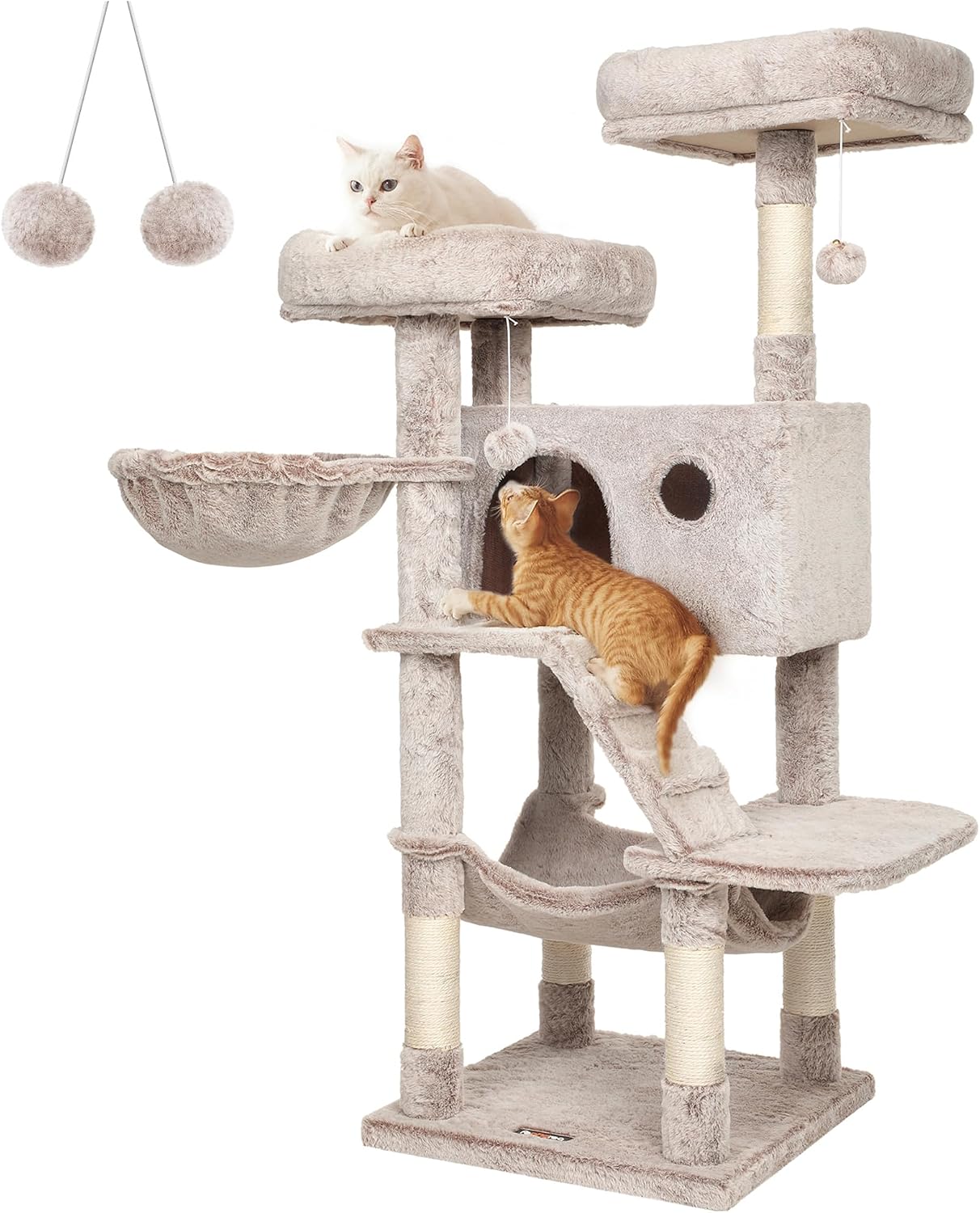Arbre à chat Feandrea gris clair avec un chat roux grimpant sur la rampe et un chat blanc couché sur la plateforme supérieure