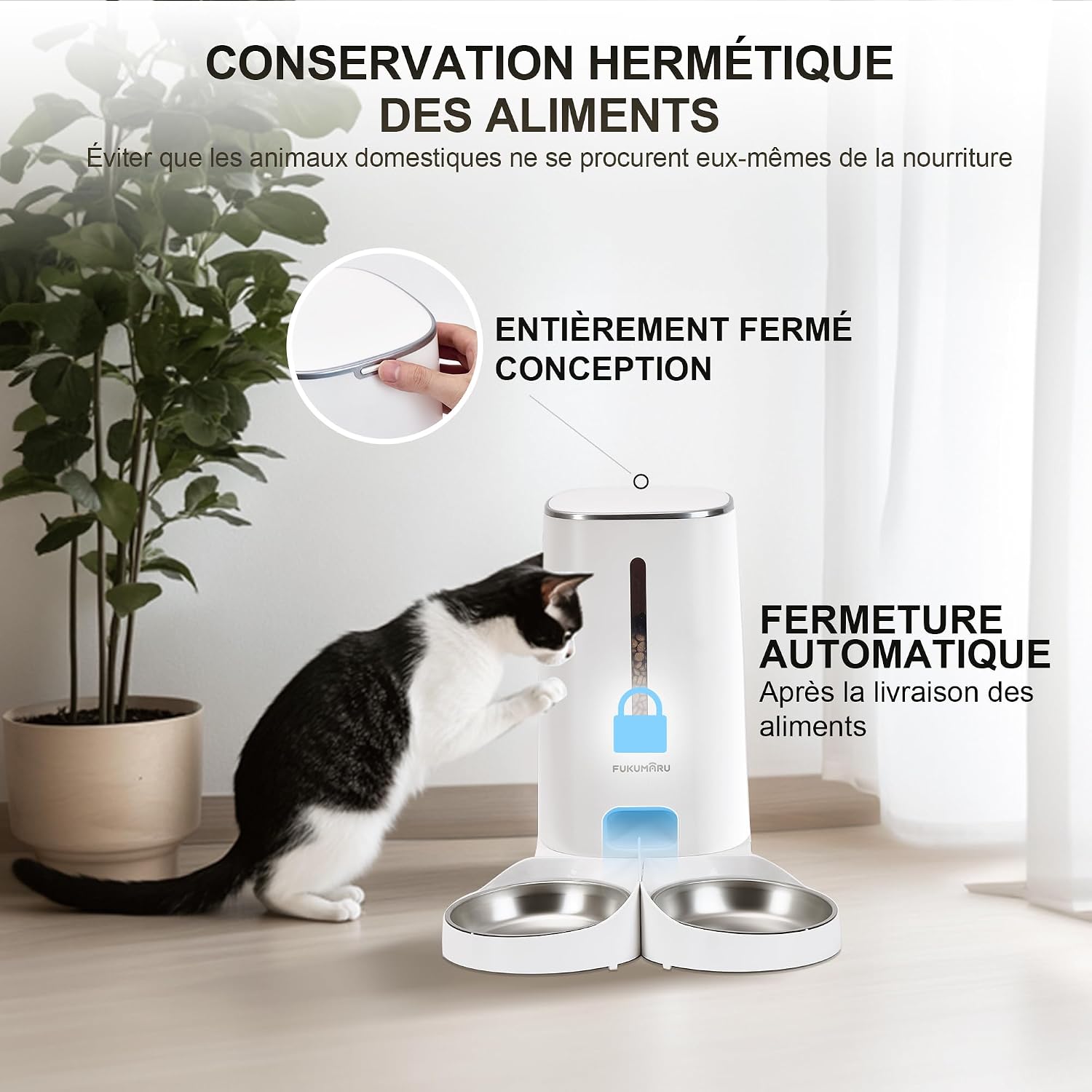 Un chat tentant d'ouvrir le couvercle du distributeur, illustrant la fermeture sécurisée.