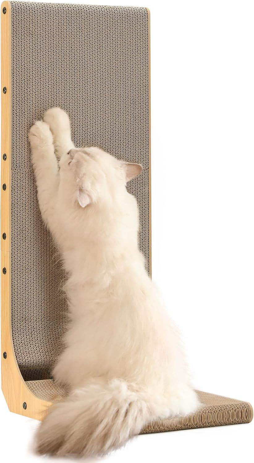 Chat tigré utilisant la partie verticale du griffoir FUKUMARU ST01 en L pour faire ses griffes