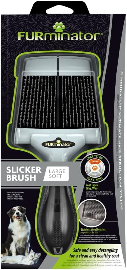 Brosse double Furminator avec manche gris et tête triangulaire, présentée à côté de son emballage