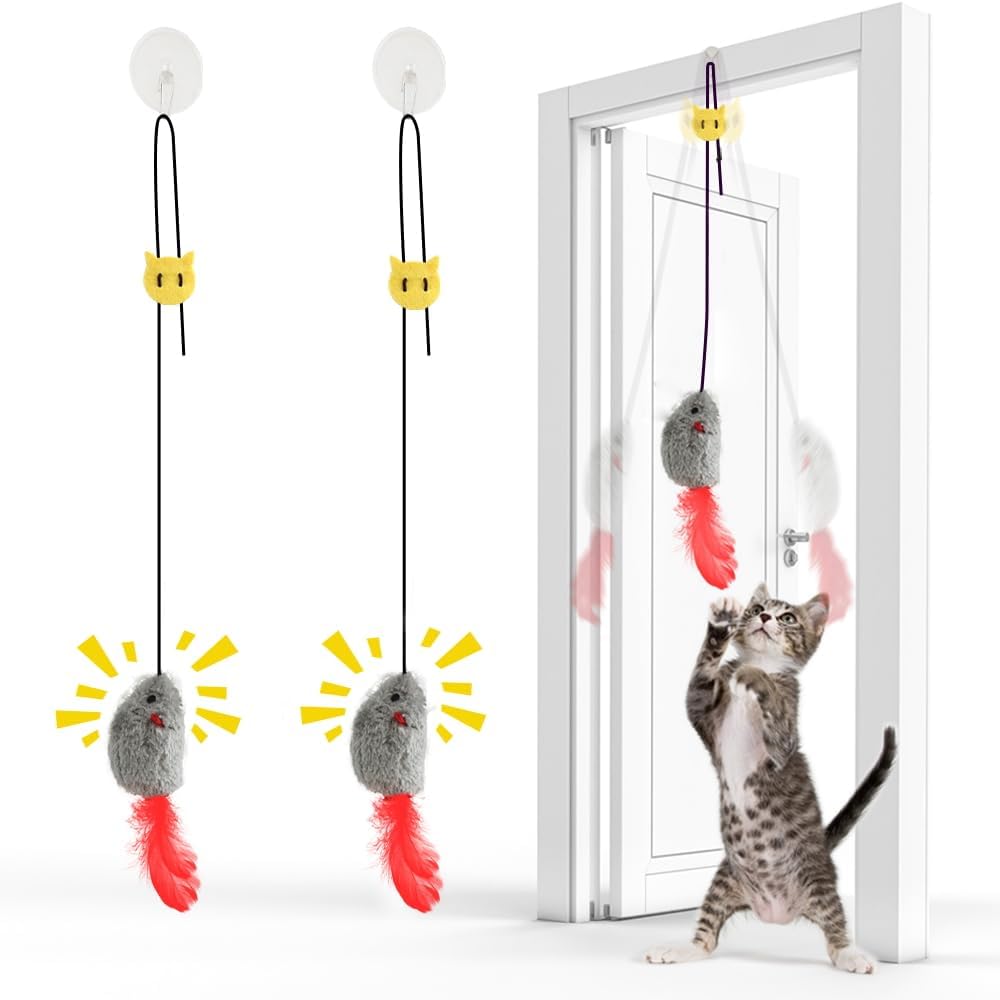 Duo de souris suspendues FYNIGO fixées sur une porte, avec un chat en train de jouer.