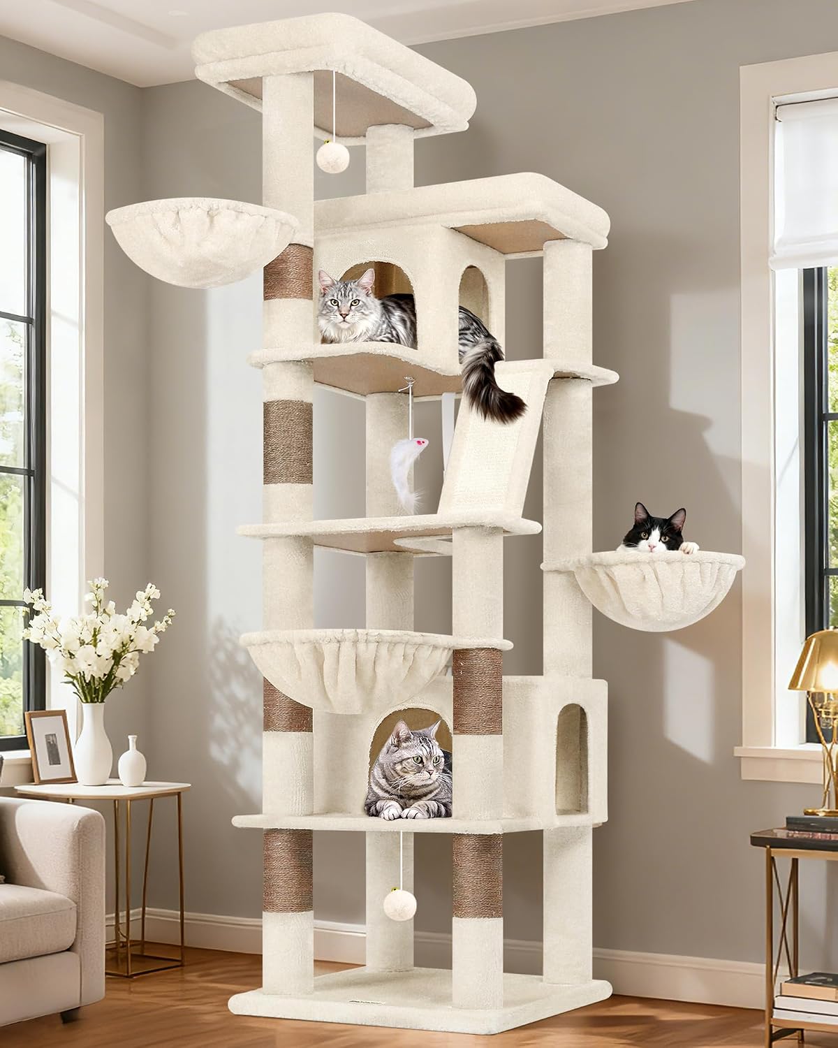 Arbre à chat XXL beige de 204 cm avec plusieurs plateformes, niches et paniers suspendus, occupé par trois chats.