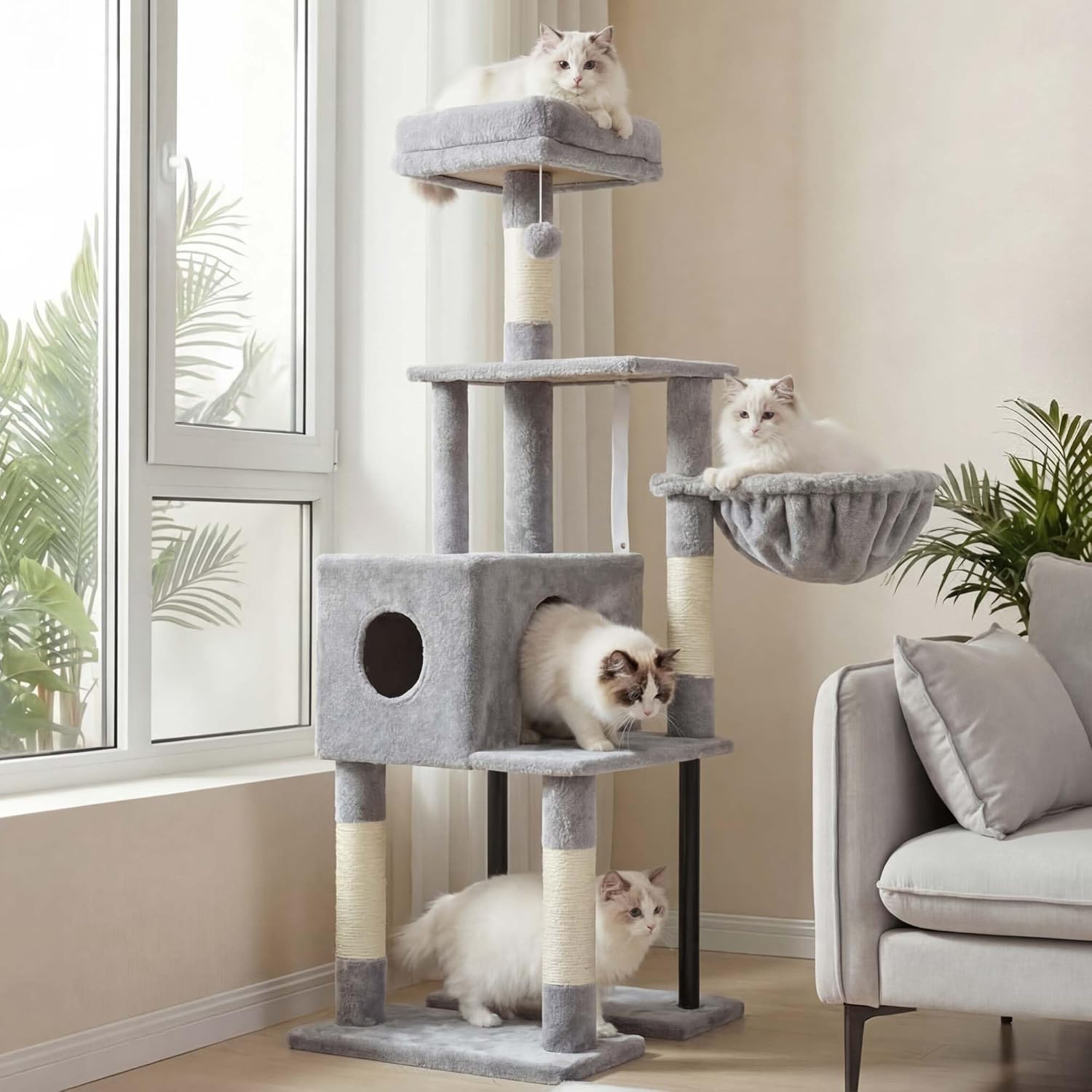 Arbre à chat Heybly HCT200SW gris clair avec plusieurs petits chats l'utilisant pour se reposer et grimper.