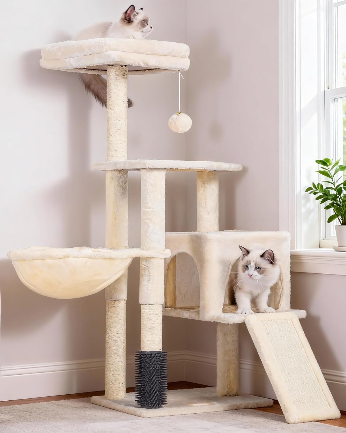 Arbre à chat Heybly HCT005SW gris clair avec brosse de toilettage à la base, panier, niche et chat dessus