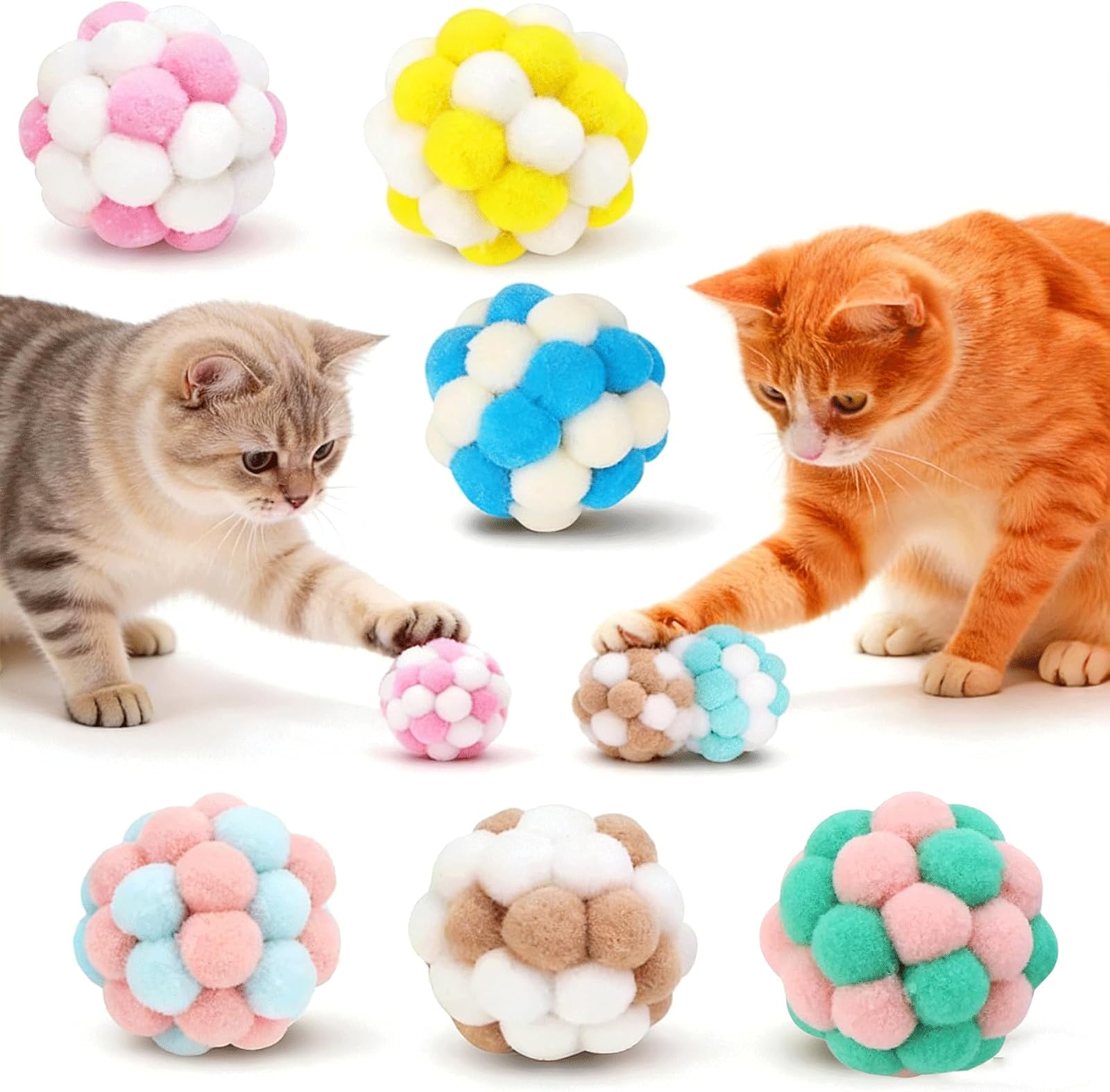Deux chats jouant avec les balles en peluche multicolores Guidre