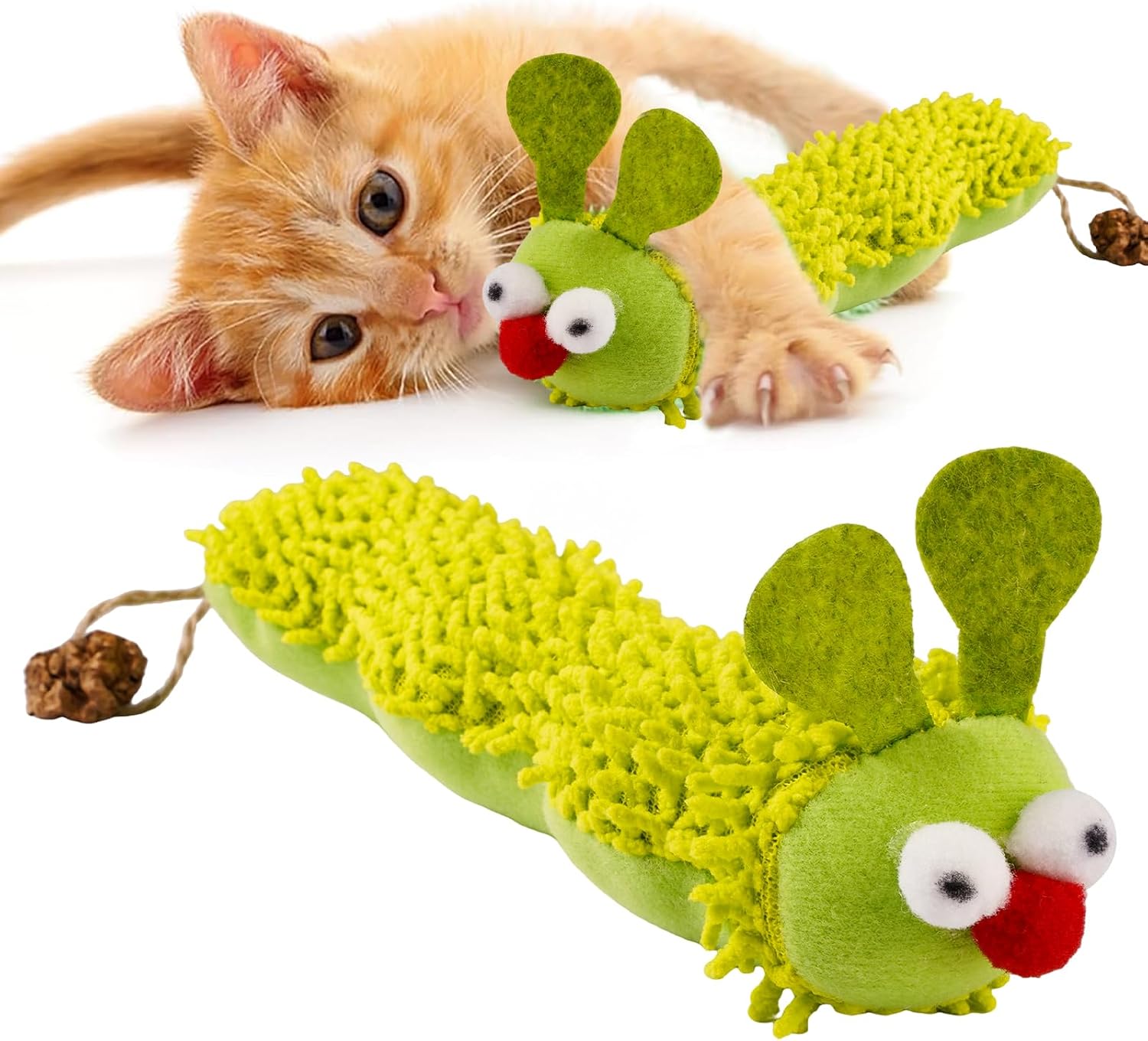 Chat roux jouant avec la chenille en peluche verte Vylro au sol