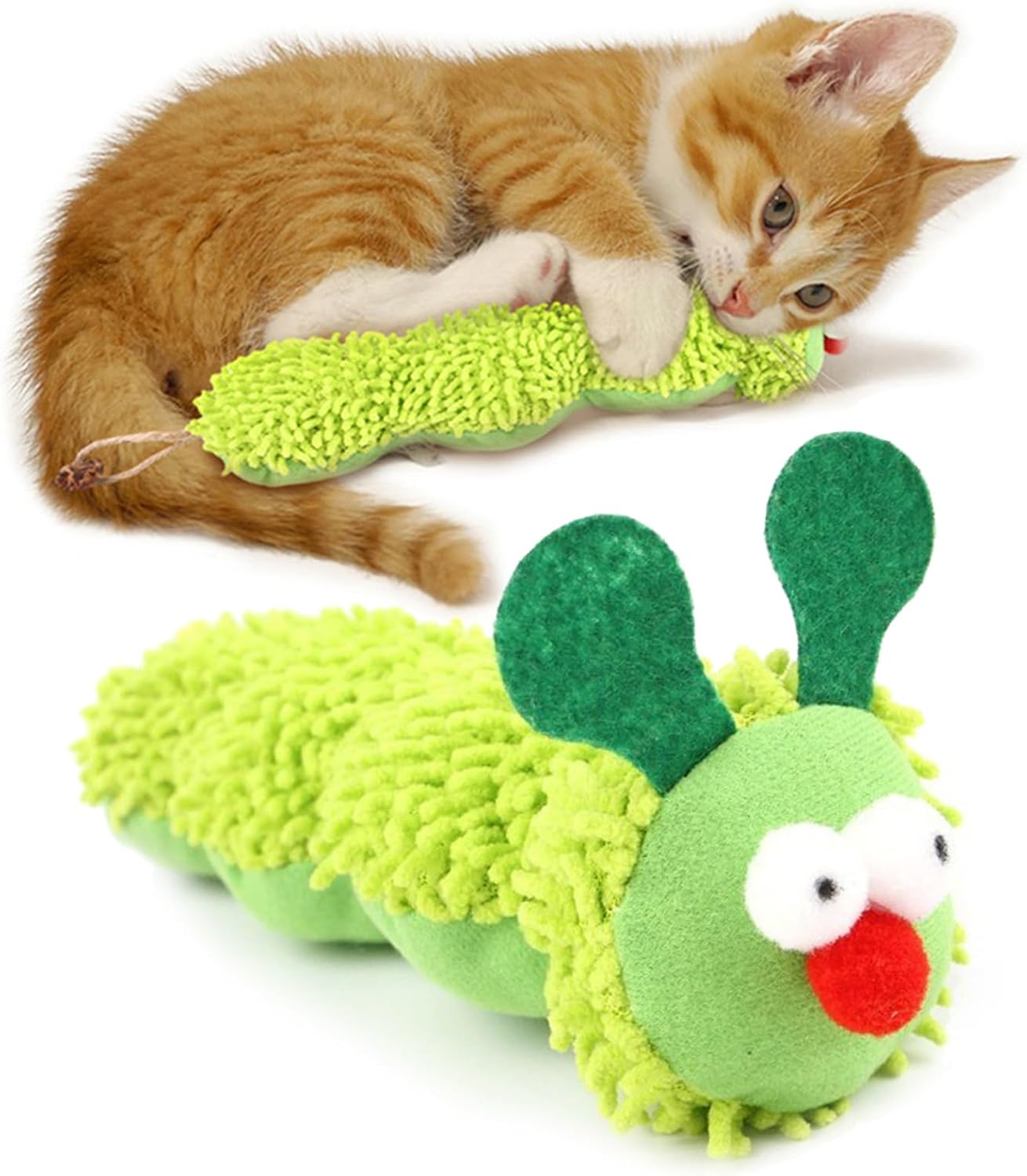 Chaton jouant avec la peluche chenille lomdung verte à l'herbe à chat