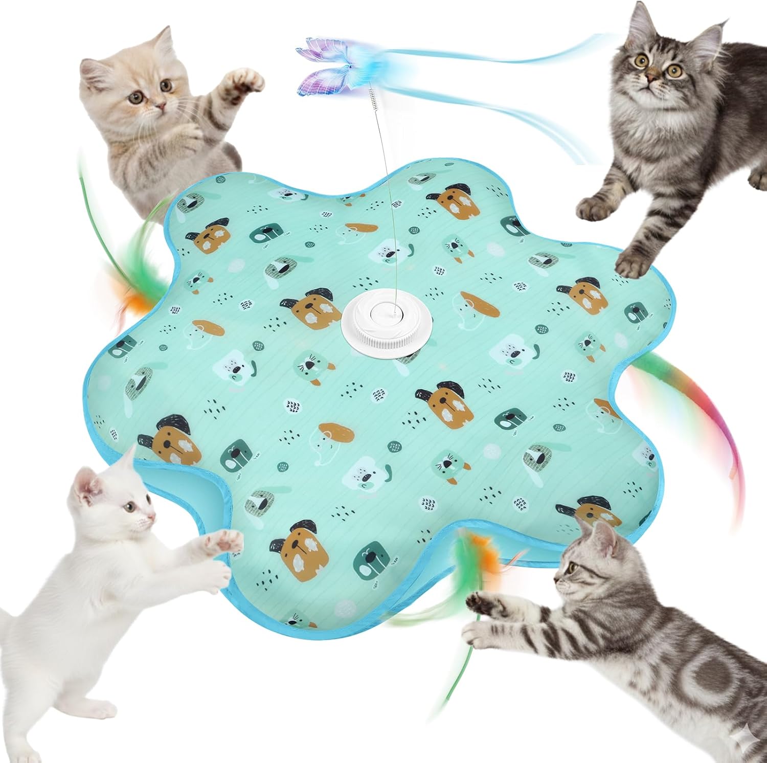 Jouet interactif AUYAO avec sa housse motif léopard, un bloc moteur central blanc et une plume verte dépassant du tissu, observé par un chat.