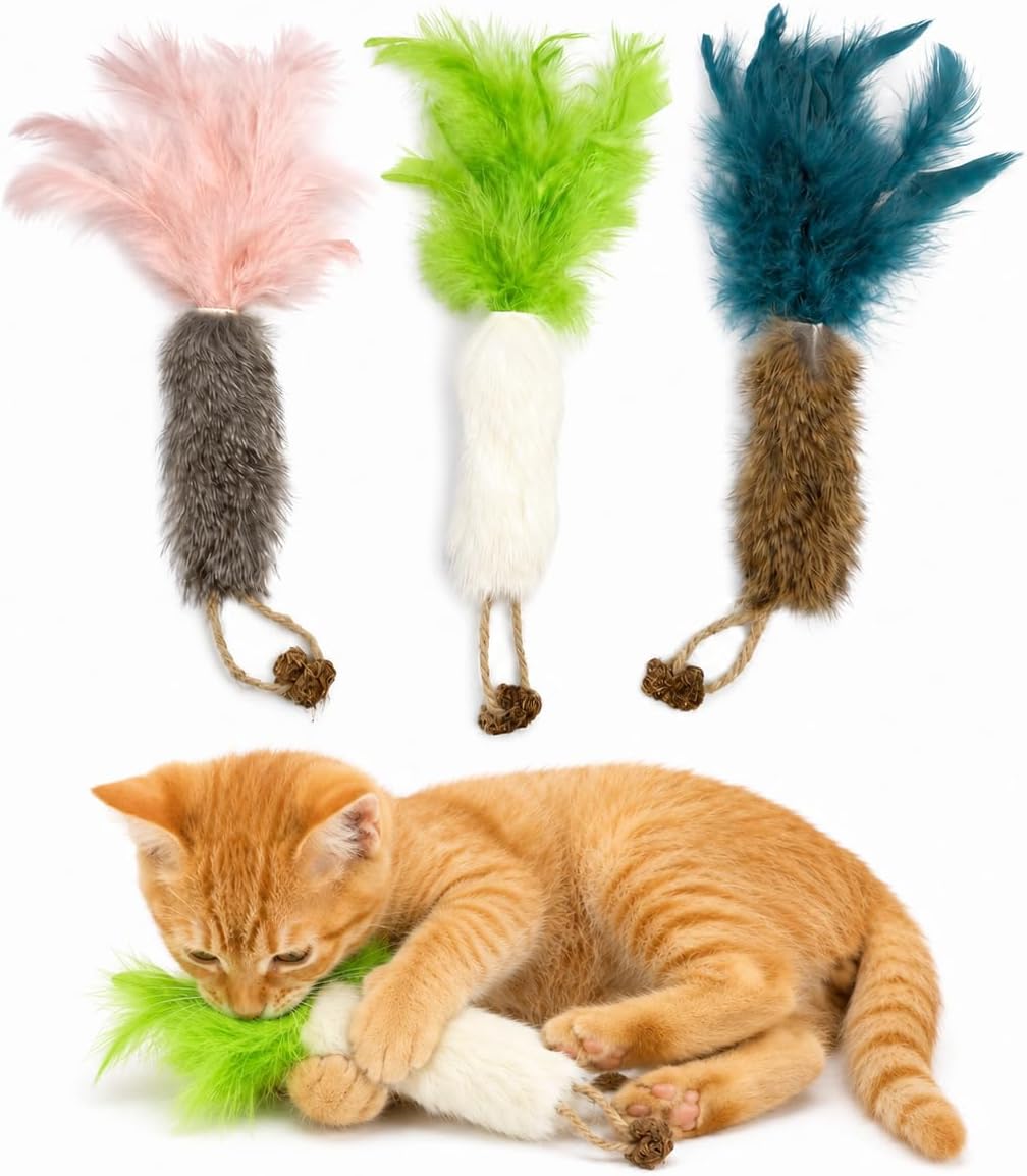 Lot de 3 jouets pour chat en forme de carottes, avec base en fourrure de lapin, sommet en plumes colorées et un fruit de matatabi suspendu.
