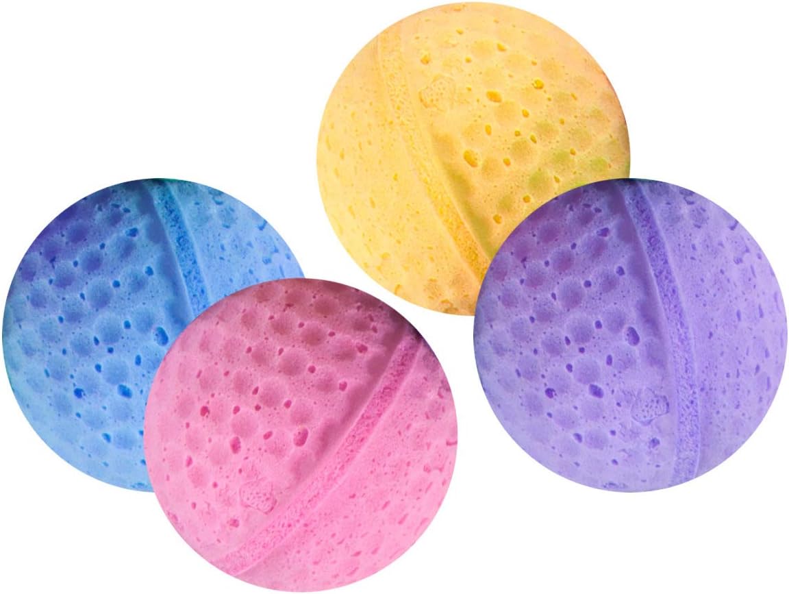 Quatre balles en éponge de couleurs assorties pour chat