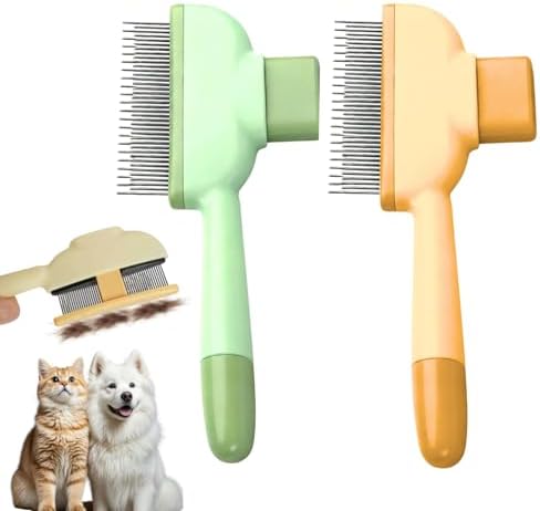 Les deux brosses de toilettage Lymispiya, verte et jaune, à côté d'un chat et d'un chien