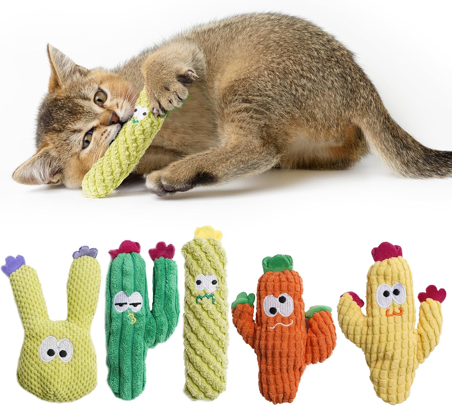 Un chat s'amusant avec un jouet en forme de cactus vert, accompagné d'une série de cinq peluches cactus de différentes couleurs.