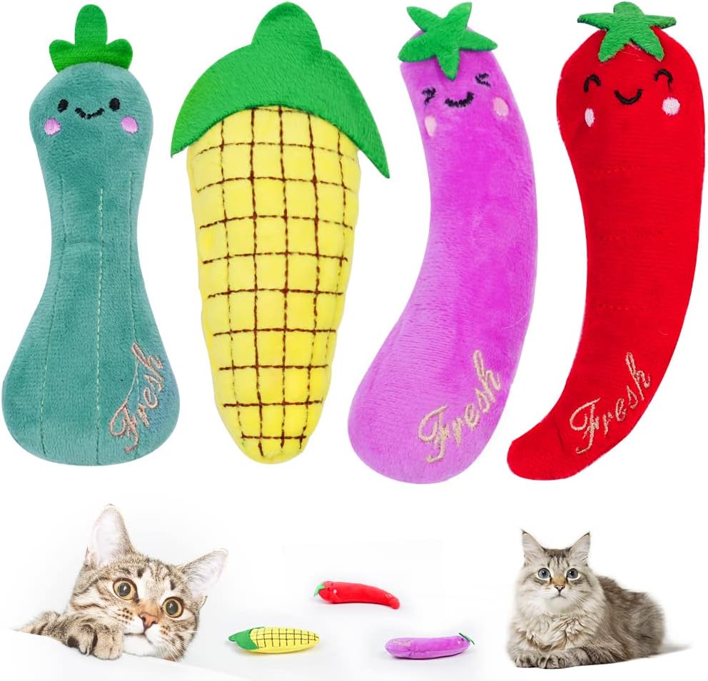 Neuf petites souris en peluche de différentes couleurs pour chat, avec un chaton en arrière-plan.