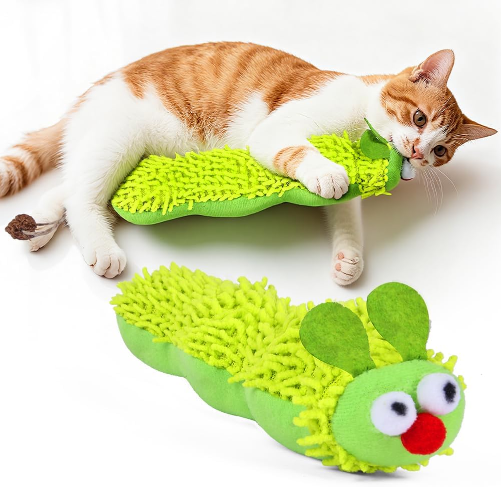 Un chat jouant avec le jouet chenille vert OSDUE