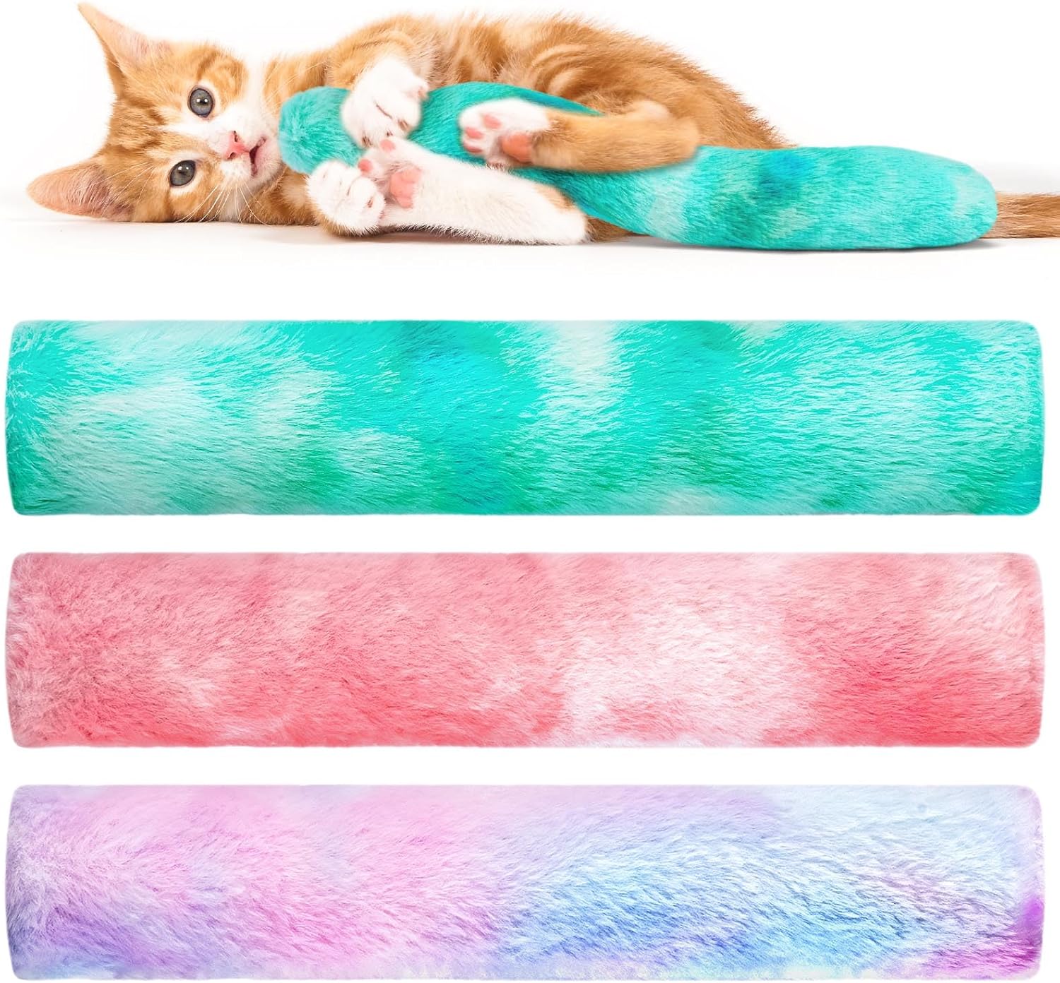 Chaton roux jouant et agrippant un boudin en peluche de couleur tie-dye vert d'eau, montrant l'usage du jouet avec les pattes arrière.