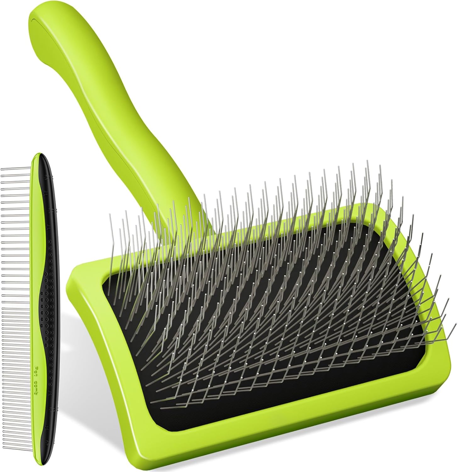 Brosse cardeuse verte Pecute avec ses longs picots en acier et son peigne métallique assorti.