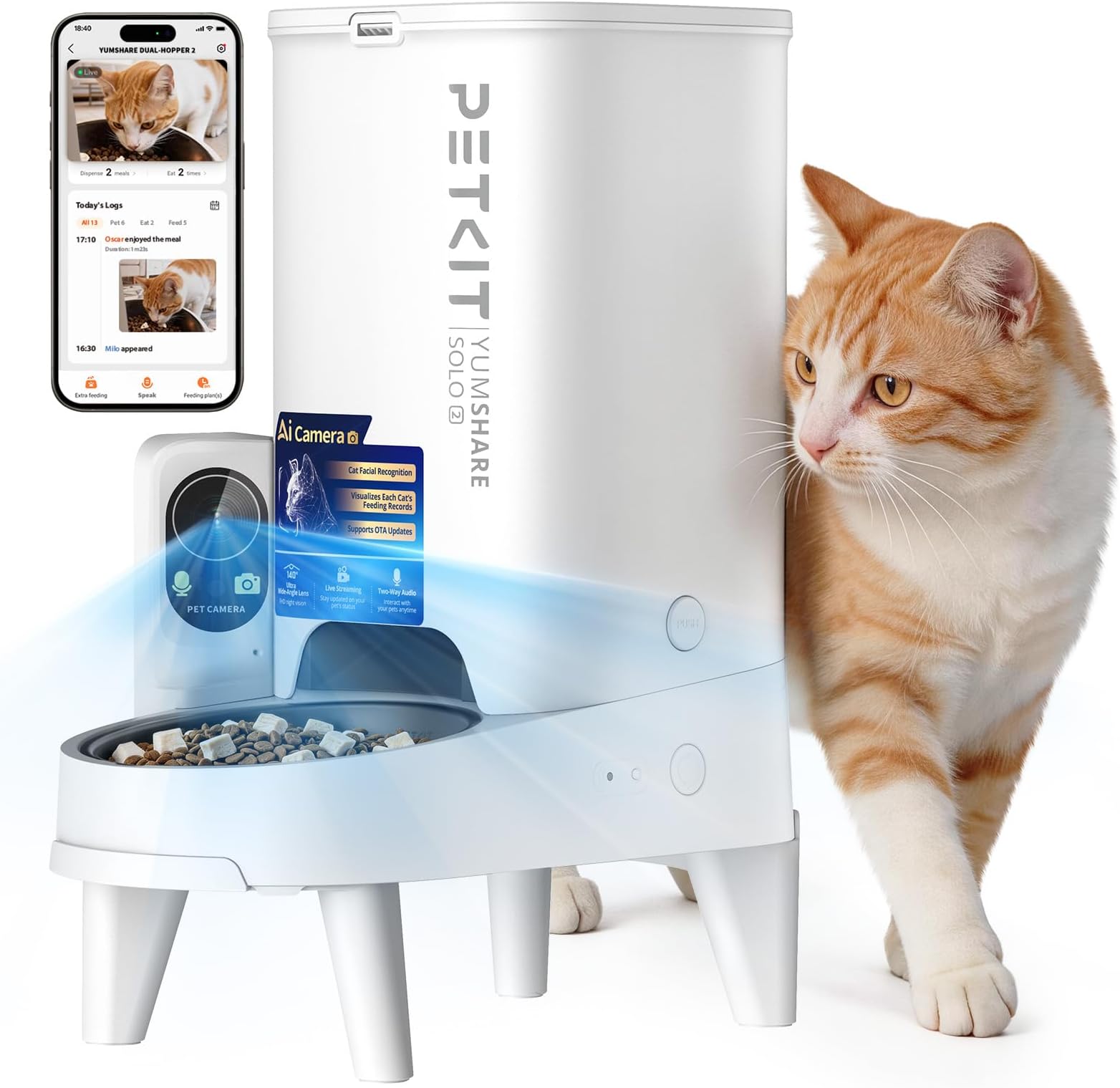 Chat roux regardant le distributeur PETKIT YumShare Solo 2 illustrant la fonction de reconnaissance faciale