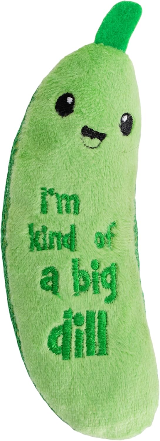 Gros plan du jouet Crunchy Pickle Kicker de Catstages montrant la texture en peluche et les bandes latérales en maille.