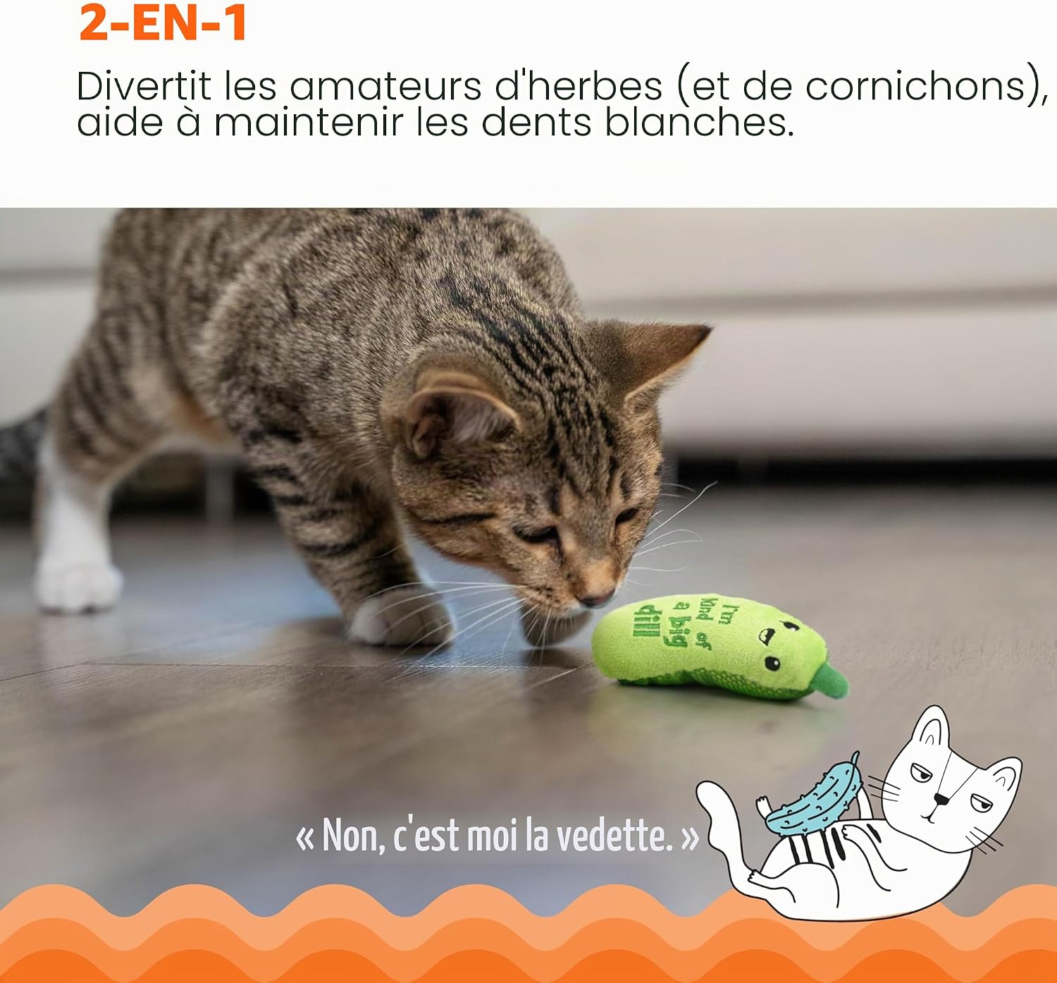 Un chat tigré reniflant le jouet Crunchy Pickle Kicker posé sur le sol.