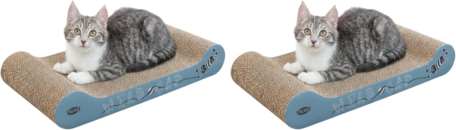 Griffoir en carton ondulé Trixie Wild Cat avec un chat tigré couché dessus