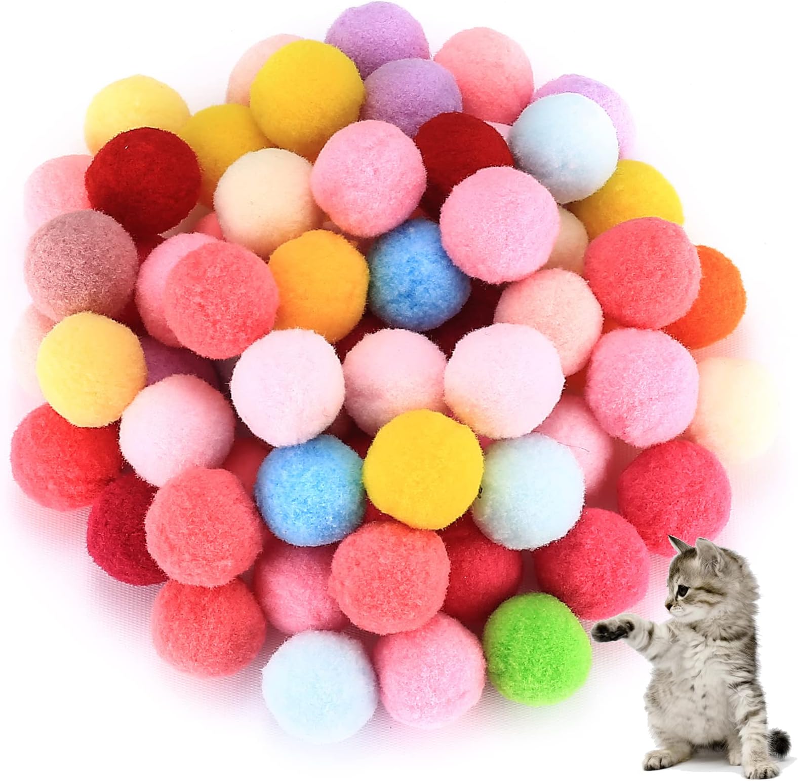 Lot de 100 balles en peluche colorées pour chatons, disposées en tas avec un petit chat jouant sur la droite.