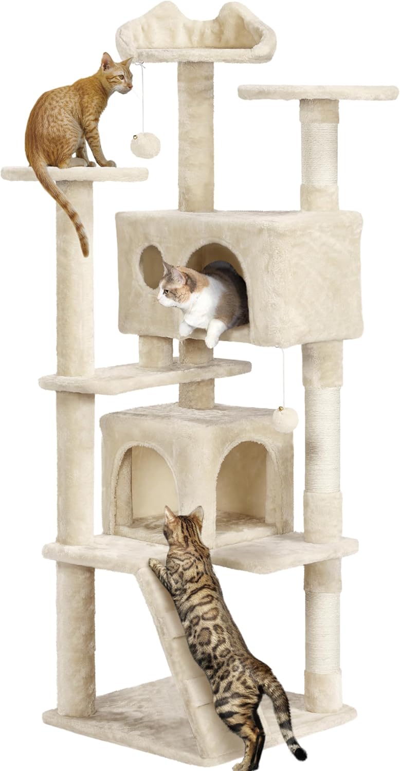 Arbre à chat beige avec un chat faisant ses griffes sur la rampe d'accès inférieure.